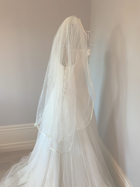 Brudslöja 100 cm i tyll med satinkant, ivory/creme