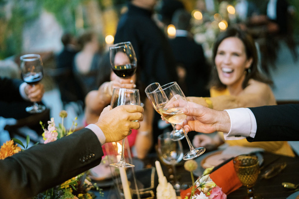 Dryckesguide till bröllopet - Så mycket dryck behöver ni totalt - fördrink, middag och fest!