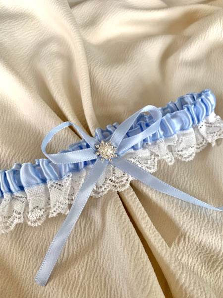 Strumpeband vit spets med ljusblått satinband & stenar, onesize