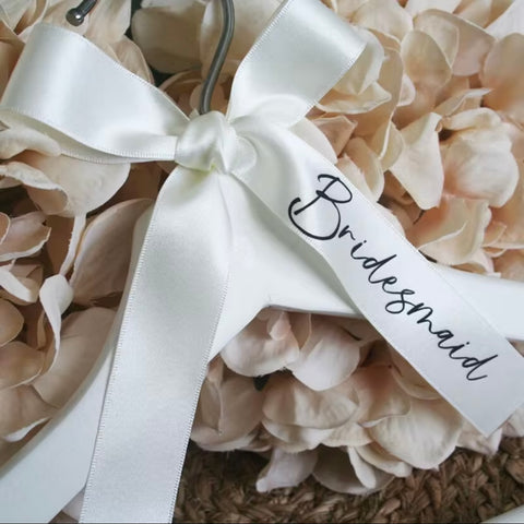 Vit satinrosett ”Bridesmaid” Åter v 34