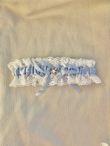Strumpeband vit spets med ljusblått satinband & pärlor, onesize