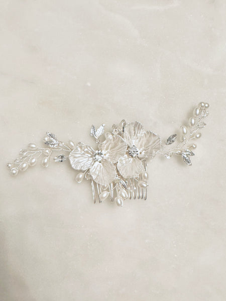 Hårkam i silver med vita blommor