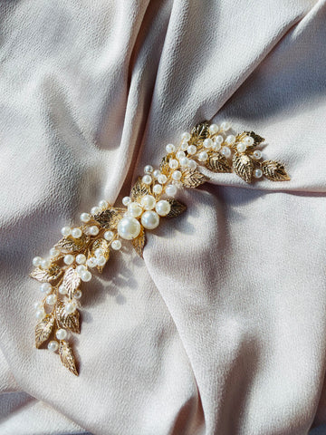 Vackert hårband med blad & pärlor i guld