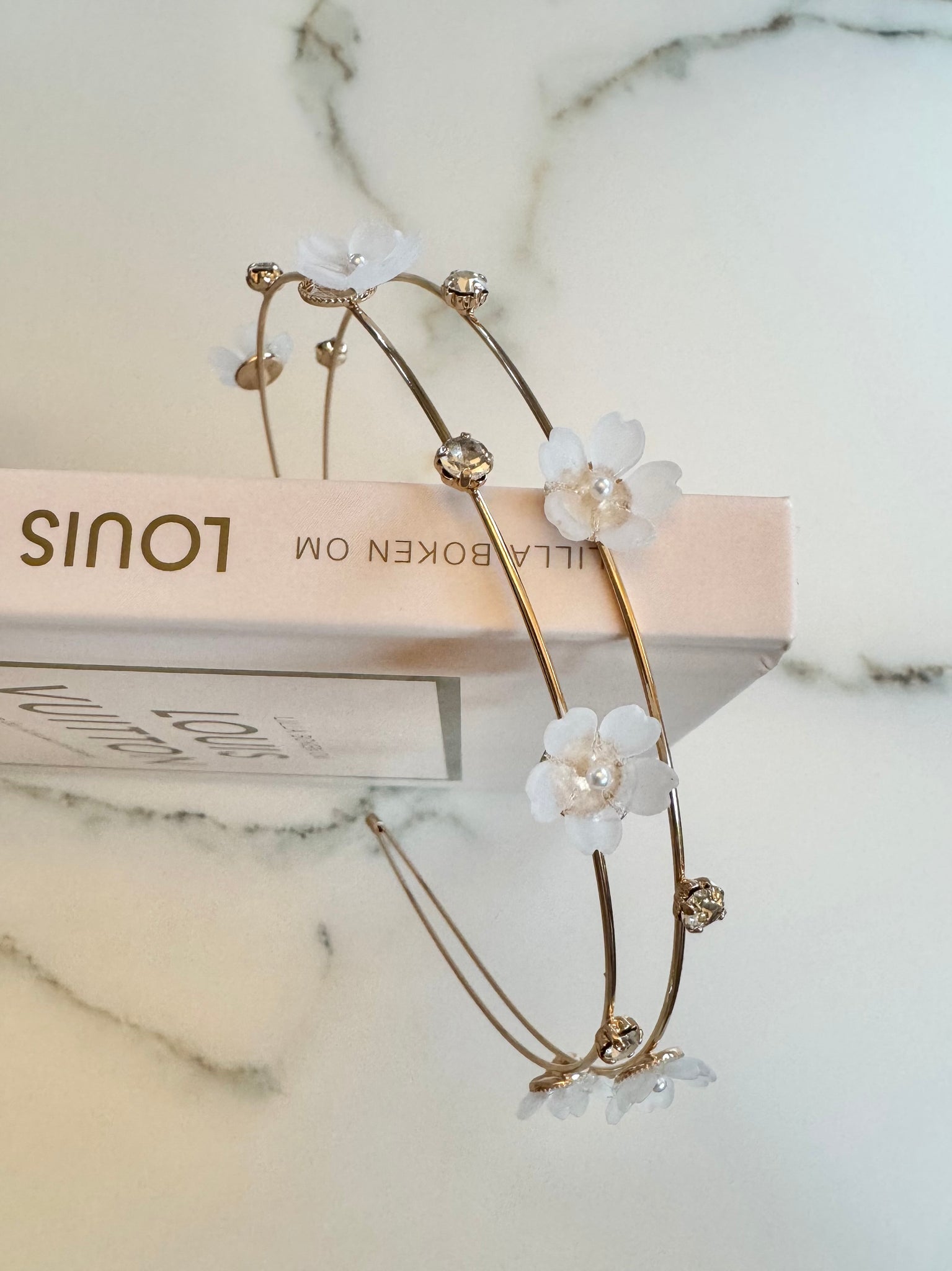 Diadem guld med stenar & blommor