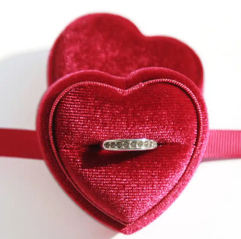 Ringask röd sammet hjärtformad med band (ringbox en ring)