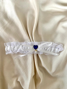 Strumpeband vit organza med blått hjärta & pärla, onesize