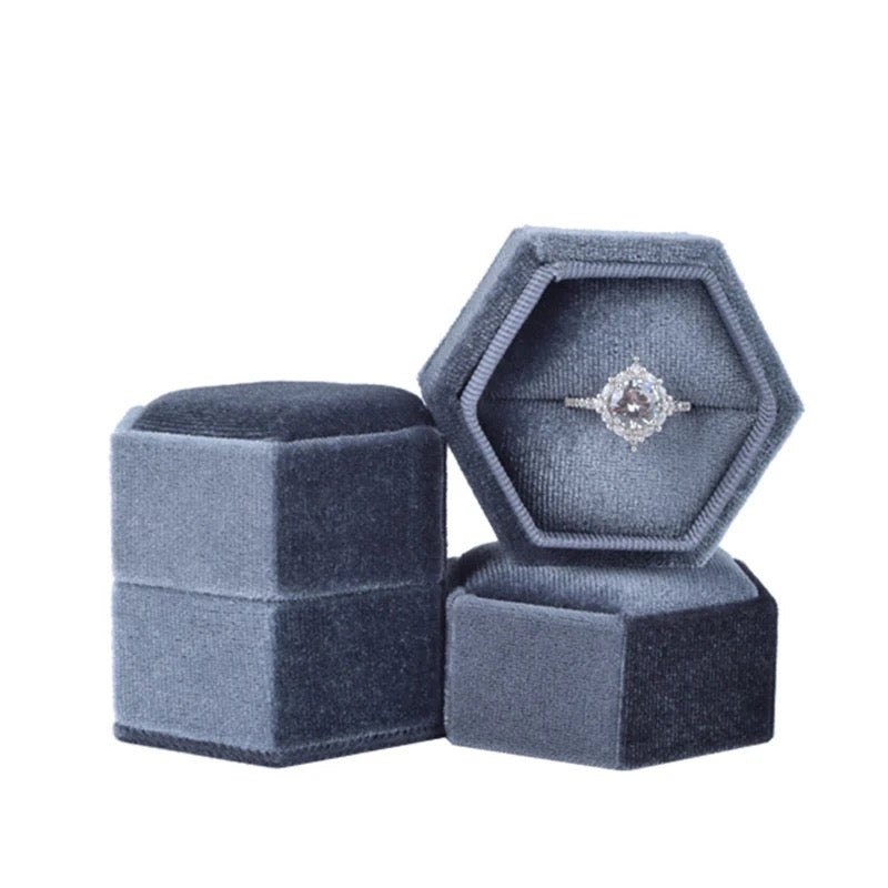 Ringask Frosty Blue, hexagon sammet (frostblå ringbox)