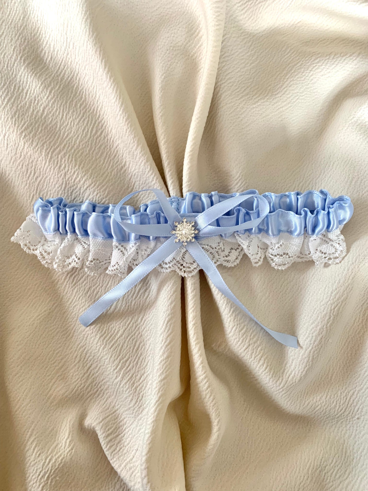 Strumpeband vit spets med ljusblått satinband & stenar, onesize