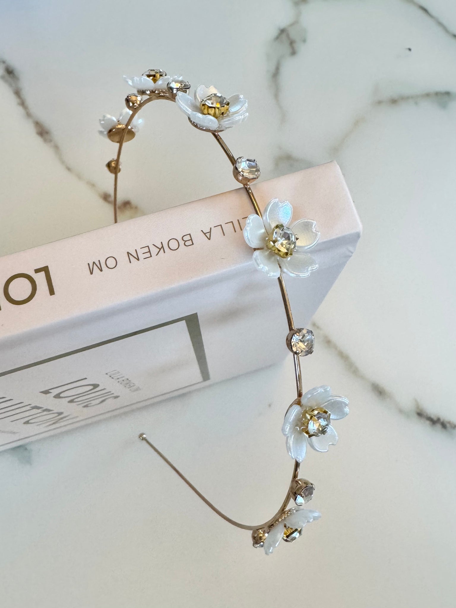 Diadem guld med stenar & blommor