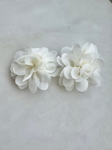 2 st blomma hårspänne benvit