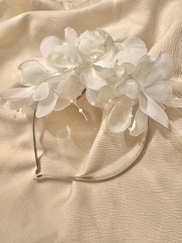 Diadem med vita blommor och pärlor