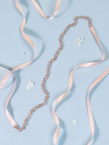 Midjeband i ljusrosa satin med stenar