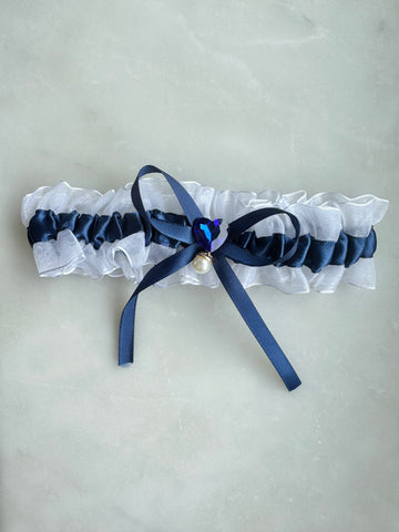 Strumpeband vit organza med blått satinband, hjärta & pärla, onesize