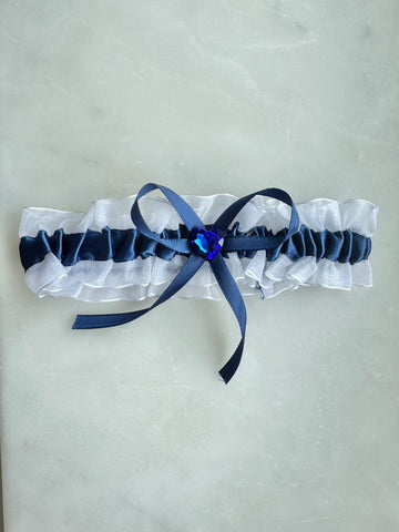 Strumpeband vit organza med blått satinband & hjärta, onesize