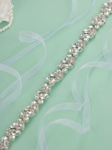 Midjeband i vit organza med stenar