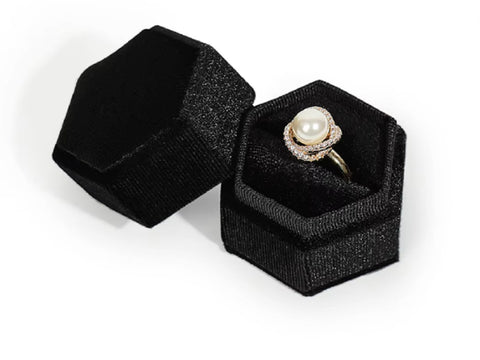 Ringask Midnight black, hexagon sammet (svart ringbox)
