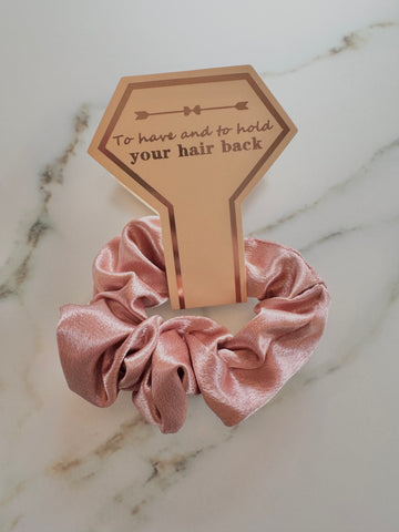 Hårsnodd scrunchie dusty rose ”To have hand to hold your hair back”