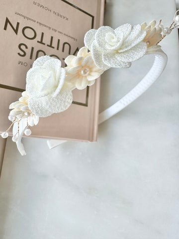 Diadem vitt med blommor & pärlor