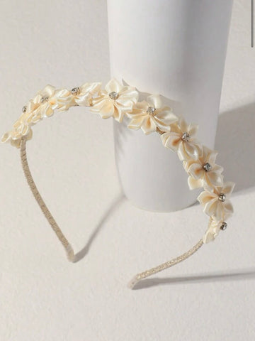 Diadem vita blommor i satin & stenar
