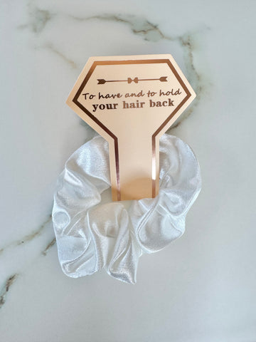 Hårsnodd scrunchie vit ”To have and to hold your hair back”