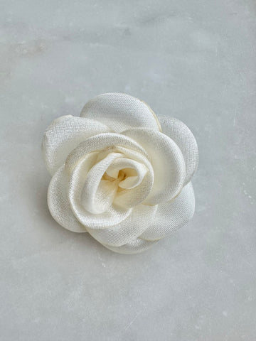 Blomma hårspänne benvit