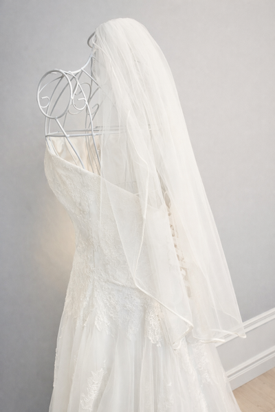 Brudslöja 75 cm i tyll sydda kanter, ivory/benvit