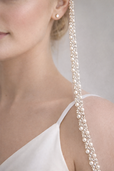 Brudslöja 200 cm med pärlor runt hela, ljus ivory