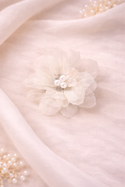 Blomma hårspänne benvit med stenar & pärlor