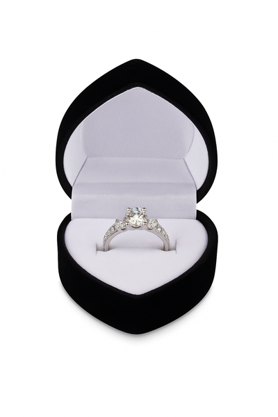 Ringask svart sammet hjärtformad (ringbox en ring)