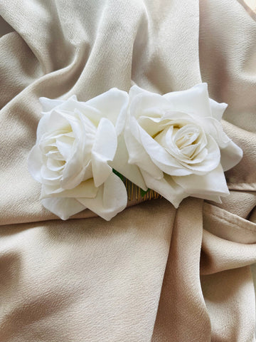 Hårkam med vita rosor