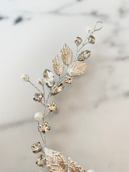 Vackert hårband med stenar & blad i silver