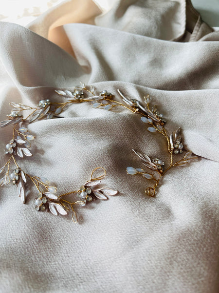 Hårband guld med ljusrosa blad, stenar och pärlor