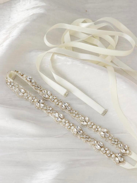 Vackert midjeband med stenar i ivory satin