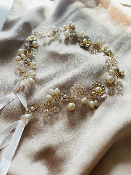 Hårband guld med blommor, pärlor & satinband