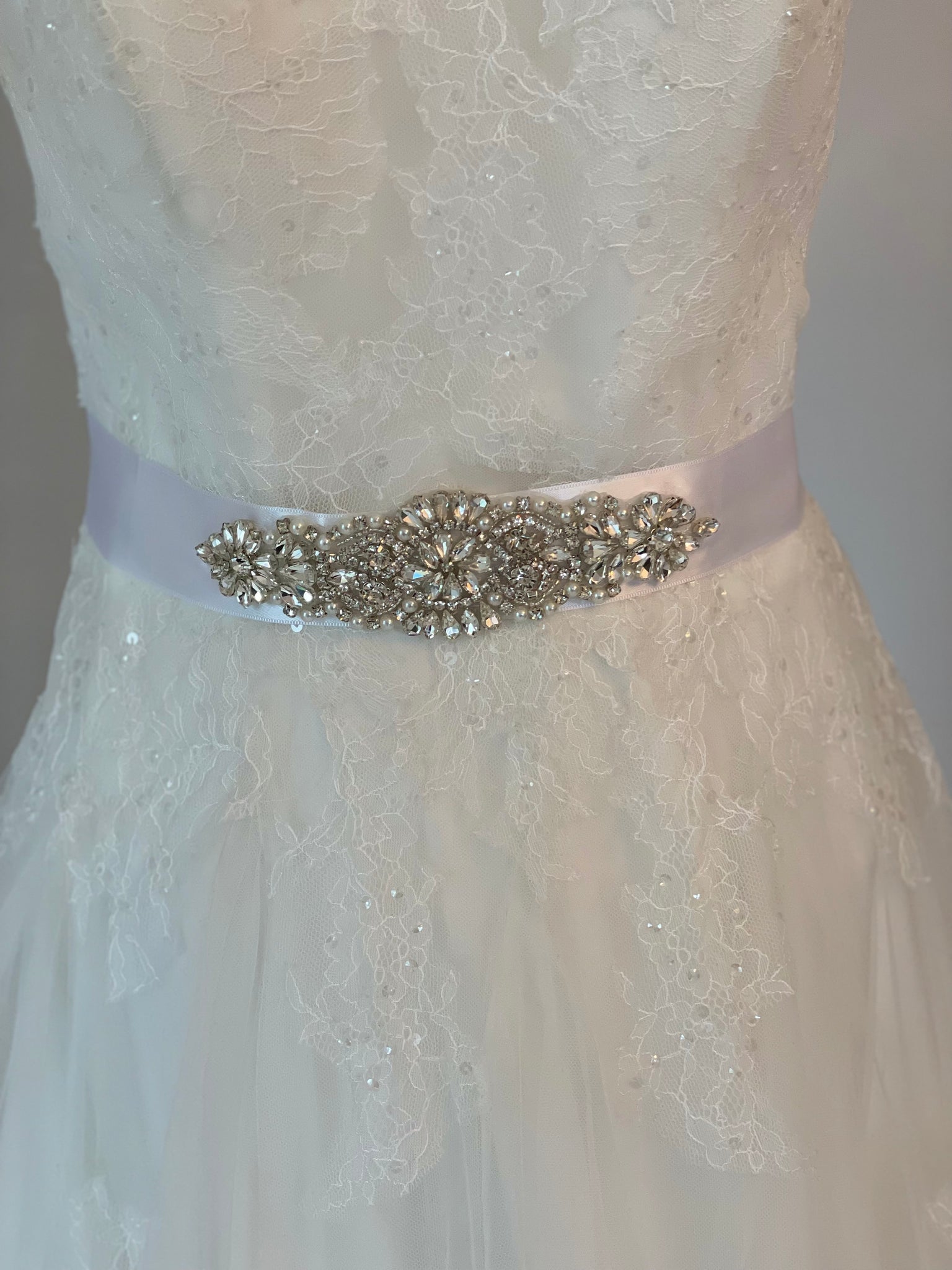 Midjeband med eleganta stenar & pärlor vit till bruden/bröllopet.