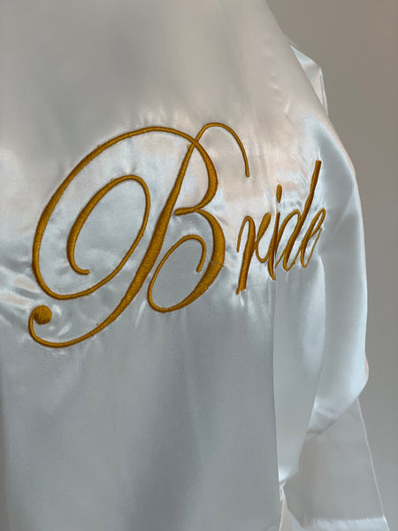 Vacker kimono/morgonrock i vit satin med broderad guldtext ”Bride”. Till bruden, bröllop/möhippa.