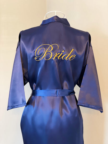 Kimono/morgonrock i lyxig satin med broderad guldtext "Bride". Färg royal blue. Perfekt gåva till bruden eller frun, eller till fotosessionen på bröllopsmorgonen. En uppskattad present!
