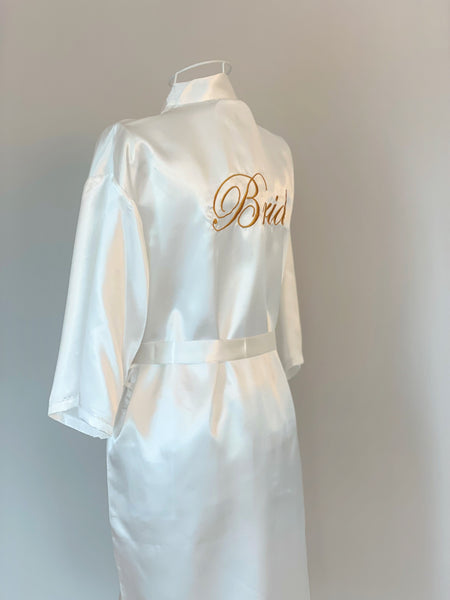 Kimono/morgonrock vit med broderad text "Bride", perfekt gåva till bruden!