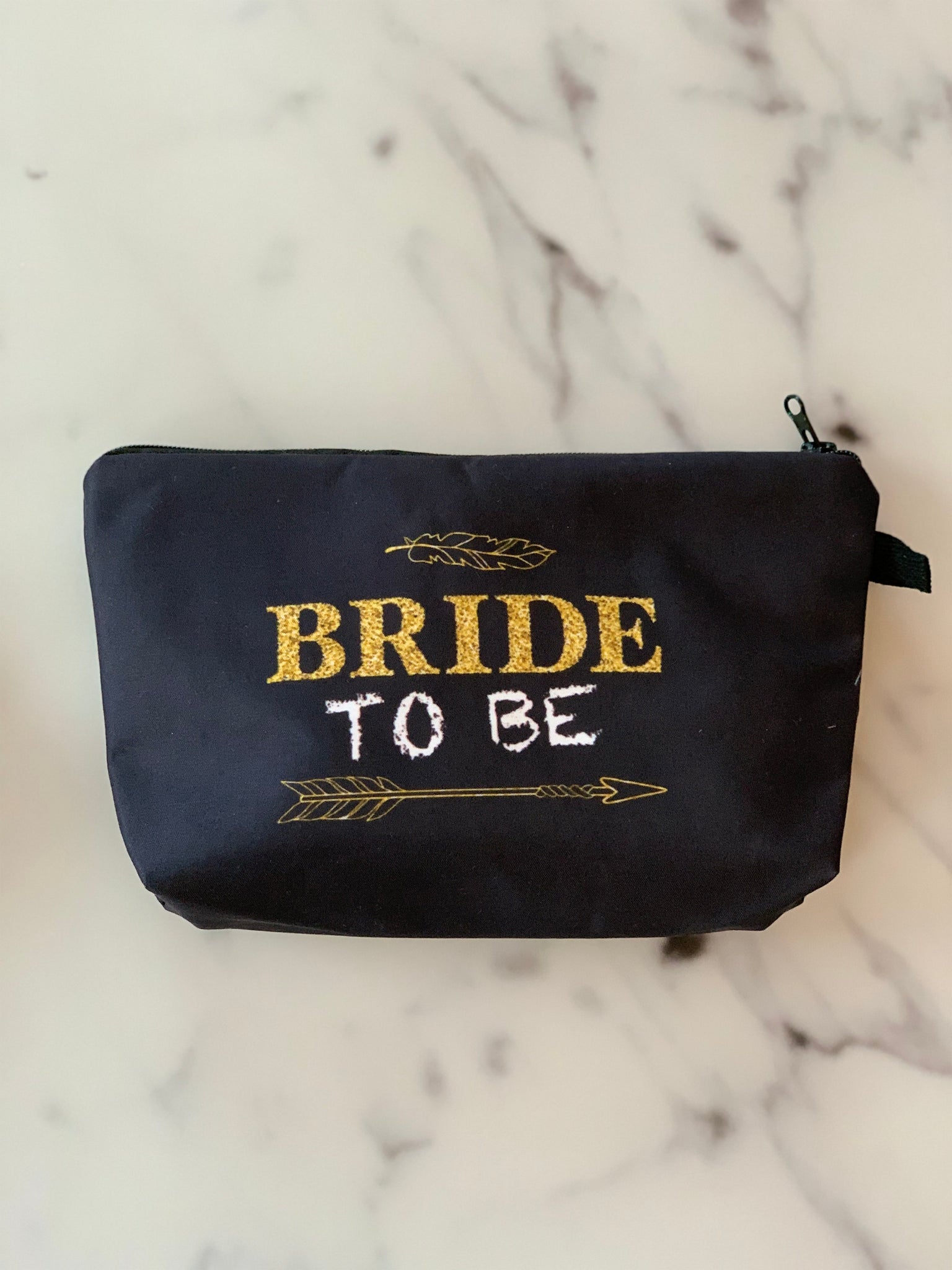 Necessär “Bride to be” svart med guld/vit text till möhippan