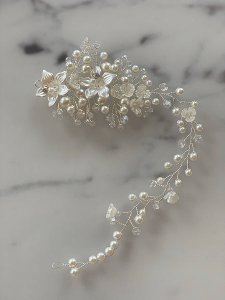 Hårband i silver med blommor & pärlor