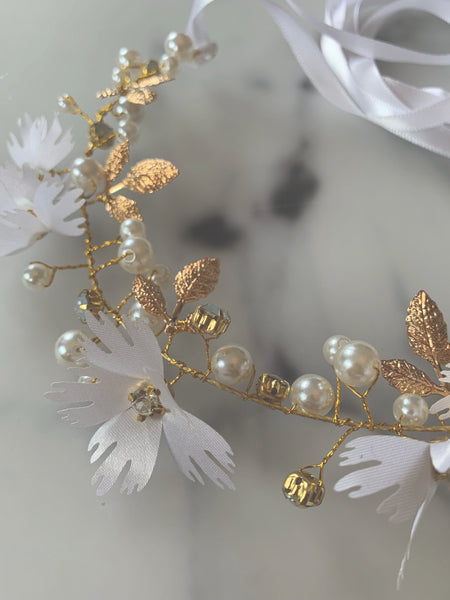 Hårband guld med blommor, stenar & pärlor med satinband