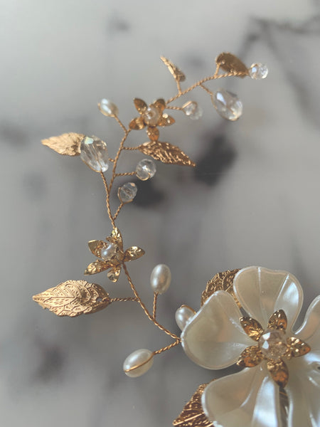 Hårband guld med blommor & pärlor
