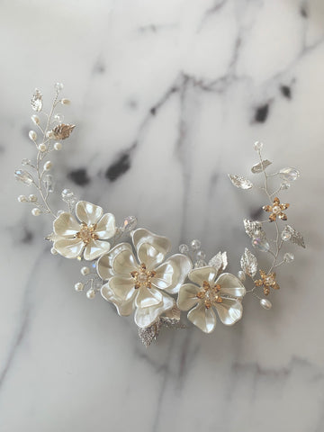 Hårband silver med blommor & pärlor