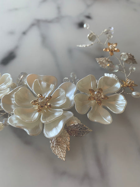Hårband silver med blommor & pärlor