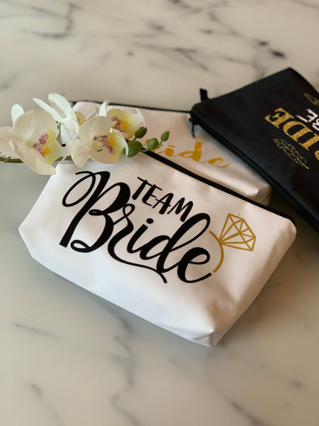 Necessär “Team Bride” vit med svart och guldtext till möhippan
