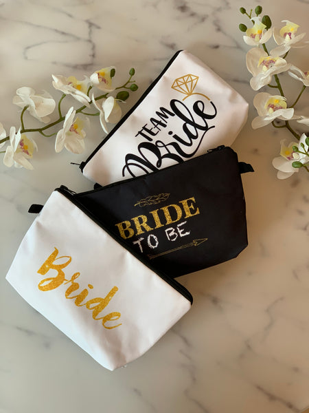 Necessär “Team Bride” vit med svart och guldtext till möhippan
