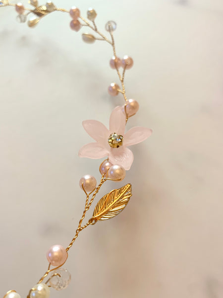 Hårband guld med blommor, blad & organzaband